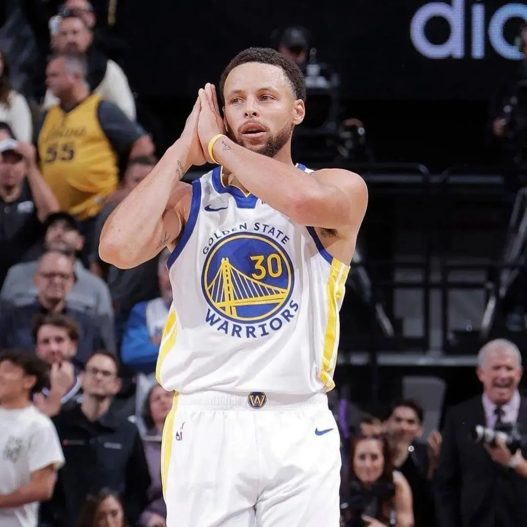 库里迎来十二赛季高光表现，法国队球迷沸腾！